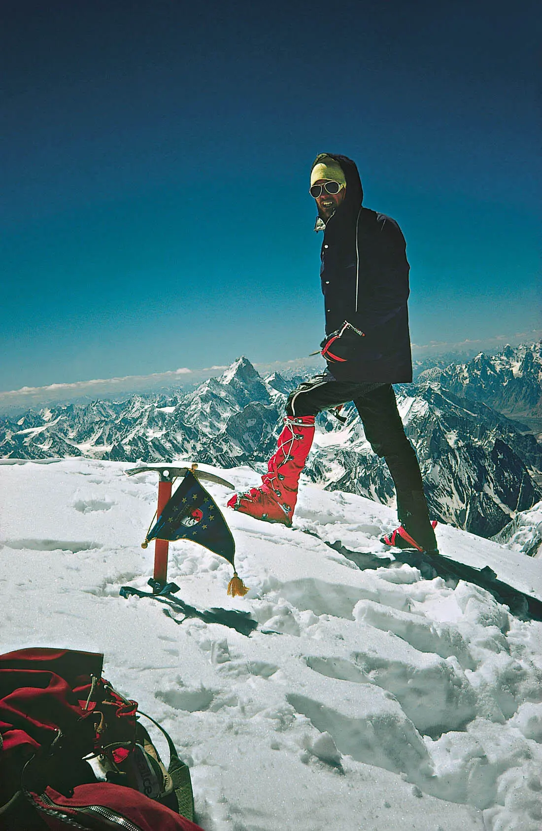 Peter Habeler am Gipfel des Hidden Peak im Hintergrund der Masherbrum - фото 8