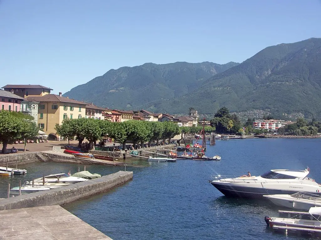 An der Seepromenade von Ascona Durch die Maggia getrennt teilen sich Ascona - фото 17