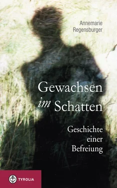 Annemarie Regensburger Gewachsen im Schatten обложка книги