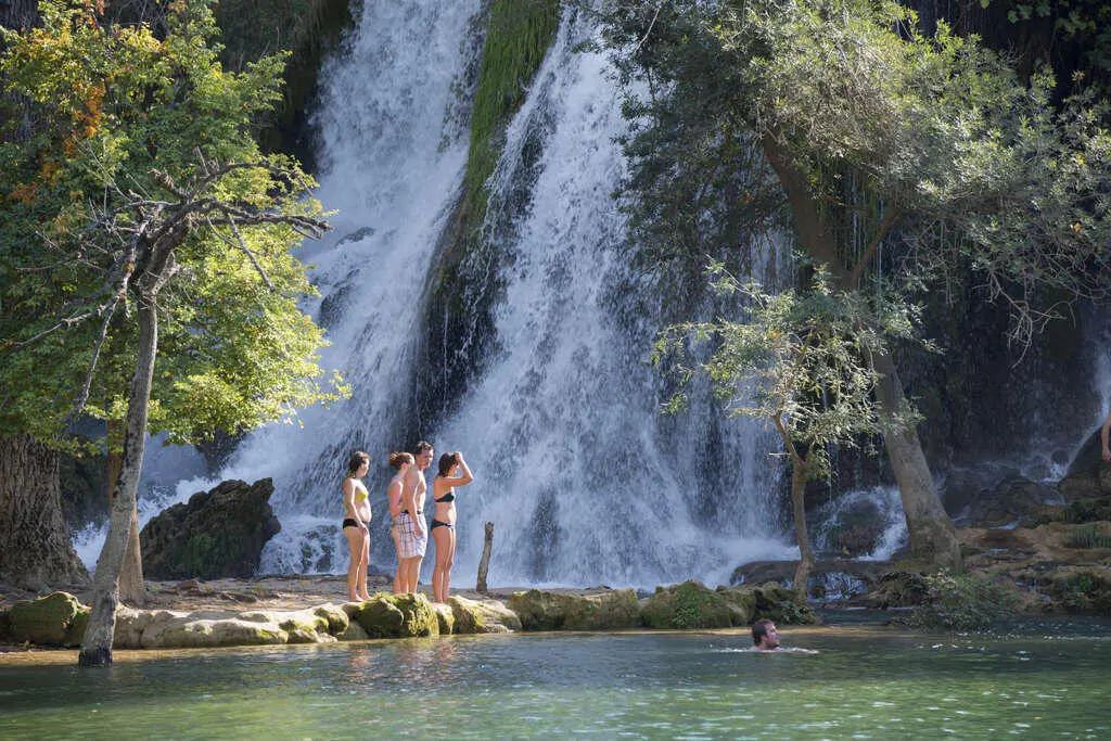 Lo más destacado de Bosnia y Herzegovina Baño en las cascadas de Kravica en - фото 7