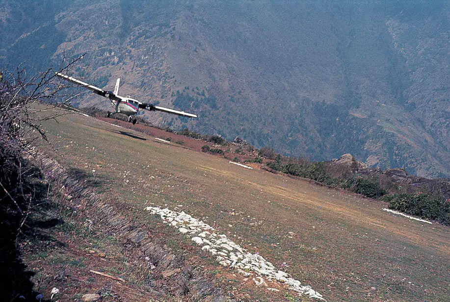 Der alte Flughafen von Lukla LUKLA DER WHISKYPILOT UND DAS HOTEL ORIENTAL - фото 2