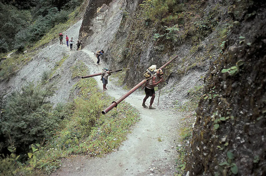 Lastenträger mit ca 170 kg schweren Kanalrohren im MarshiangdiTal Rast vor - фото 3