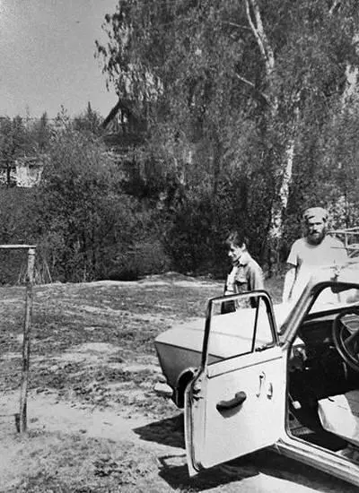 У дома Гинзбургов Таруса середина 1970х На первом плане Москвич А И - фото 48