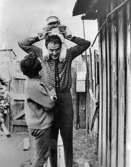 Павел Литвинов с женой и сыном в ссылке Конец 1960х Мемориал Кстати у вас - фото 52