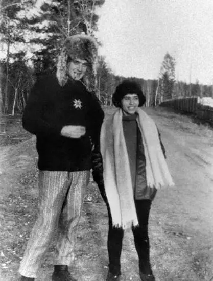 Павел Литвинов с женой в ссылке Конец 1960х Мемориал Я передал Карелу Ван - фото 54