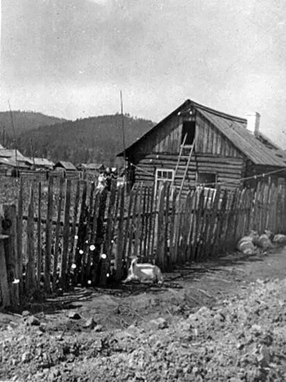 Дом Павла Литвинова в ссылке в Верхних Усуглях Около 1970 Мемориал Вы - фото 57