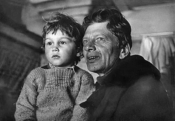 Александр Лавут с внуком Яшей Чумикан 1984 Из архива Симы Мостинской В - фото 75