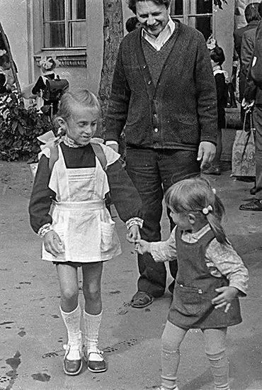 С внучками Женей и Олей Москва 1 сентября 1979 Из архива Симы Мостинской - фото 77