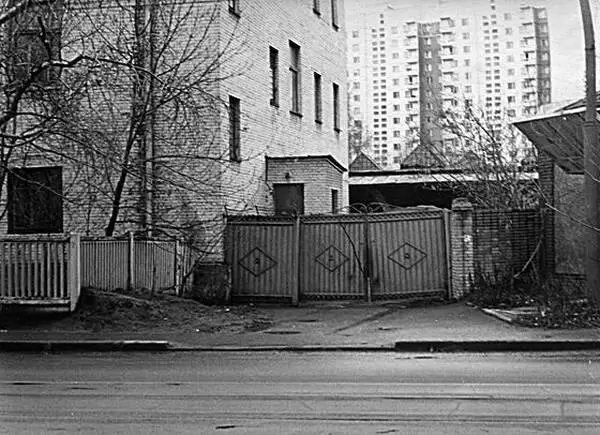 Ворота Мосгорсуда на Каланчевке в день суда над Валерием Абрамкиным На заднем - фото 99