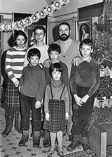 Семья Бориса Михайлова на елке в Останкине 1985 Из архива Веры Лашковой - фото 114