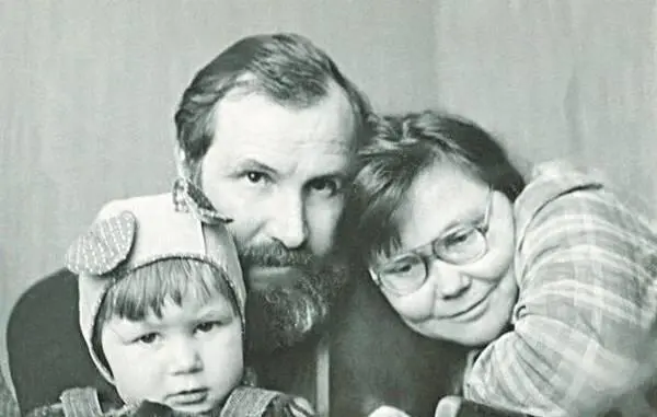 Лев Тимофеев с дочерью Катей и женой Натальей Москва 1984 Из архива Льва - фото 140