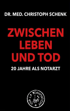 Christoph Schenk Zwischen Leben und Tod - 20 Jahre als Notarzt обложка книги