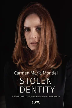 Carmen María Montiel Stolen Identity обложка книги