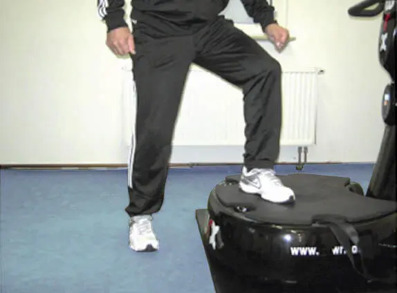 Der Kunde stellt ein Bein auf die Trainingsfläche Lassen Sie ihn fühlen wie - фото 99