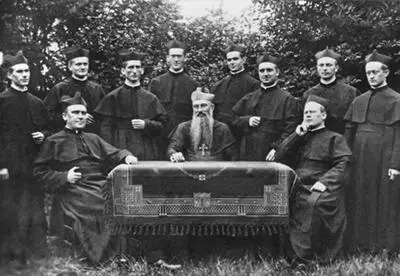 Foto 5 8 de julio de 1910 en el día de su ordenación sacerdotal con Monseñor - фото 6