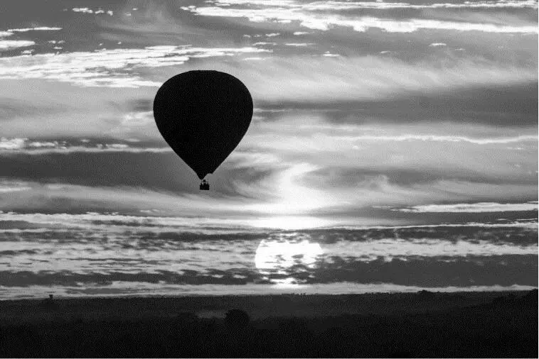 Um balão tripulado dos irmãos MONTGOLFIER Joseph e Michel nos céus de - фото 10