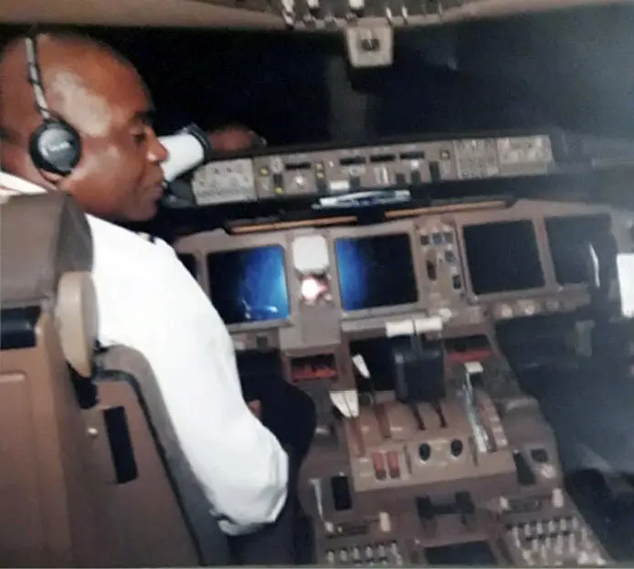 Comandante do voo DT 650 Luanda Lisboa Dezembro 2006 num Boeing 777200 da - фото 4