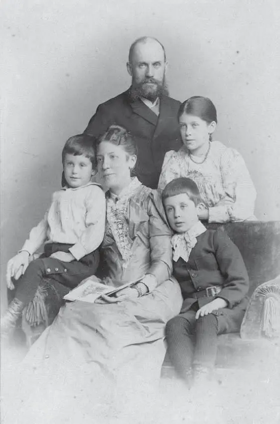 Walter Gropius rechts mit seinen Eltern seiner Schwester Manon und seinem - фото 4