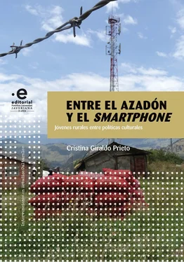 Cristina Giraldo Prieto Entre el azadón y el smartphone обложка книги