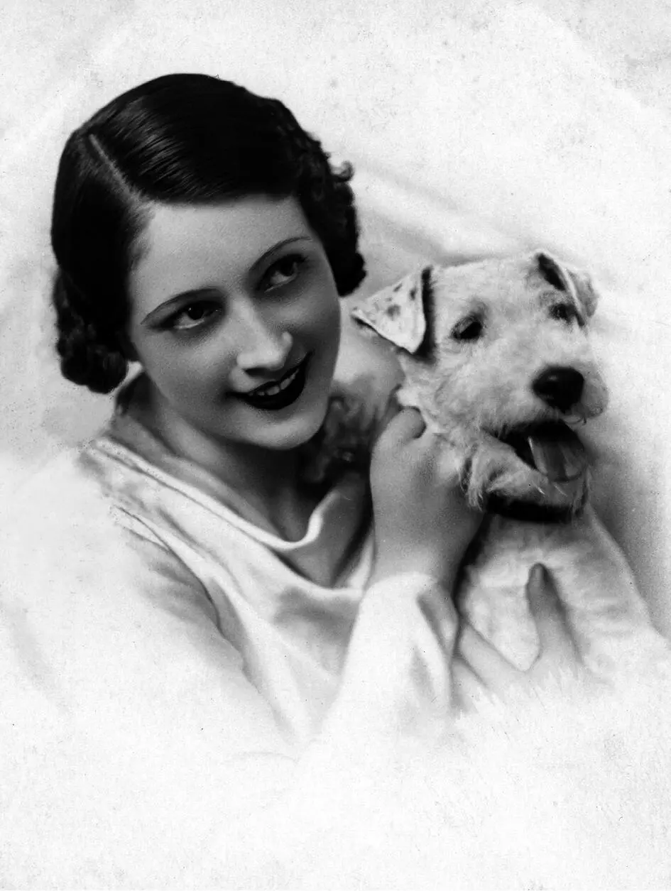 ullstein bild imageBROKERRosseforp Frau mit Foxterrier ca 1922 Wenn sie - фото 2