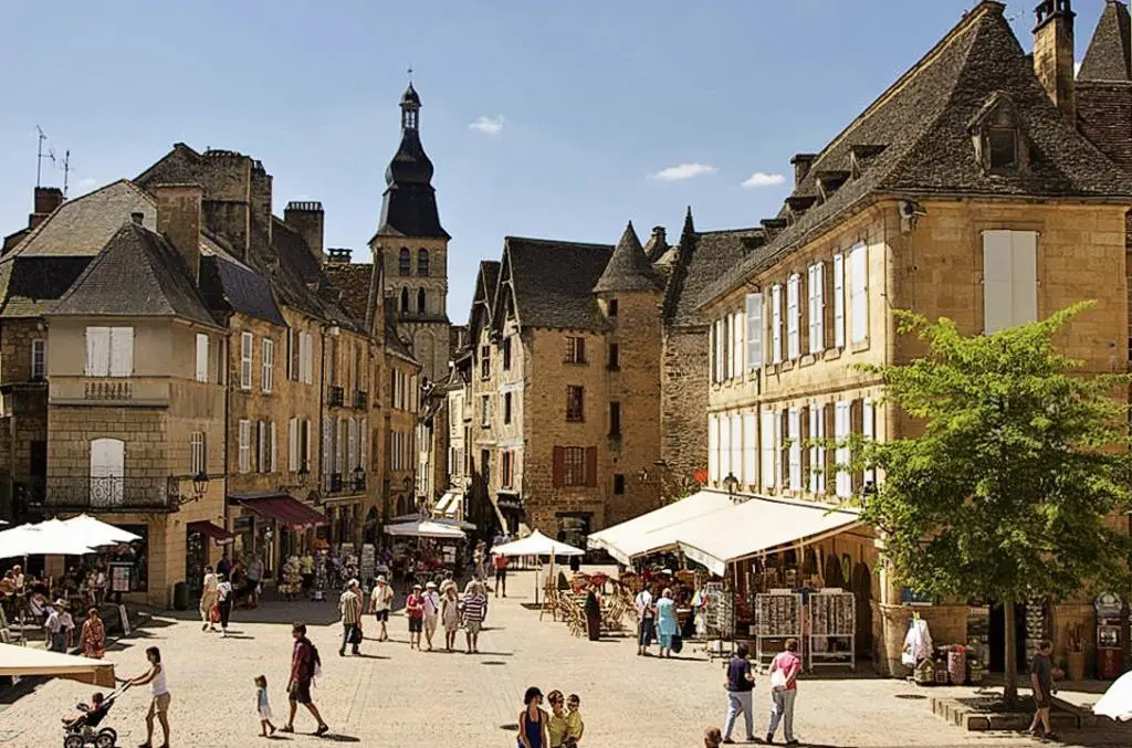 Fußgängerzone in Sarlat Rundgang durch die Altstadt Man kann sich im InfoBüro - фото 7