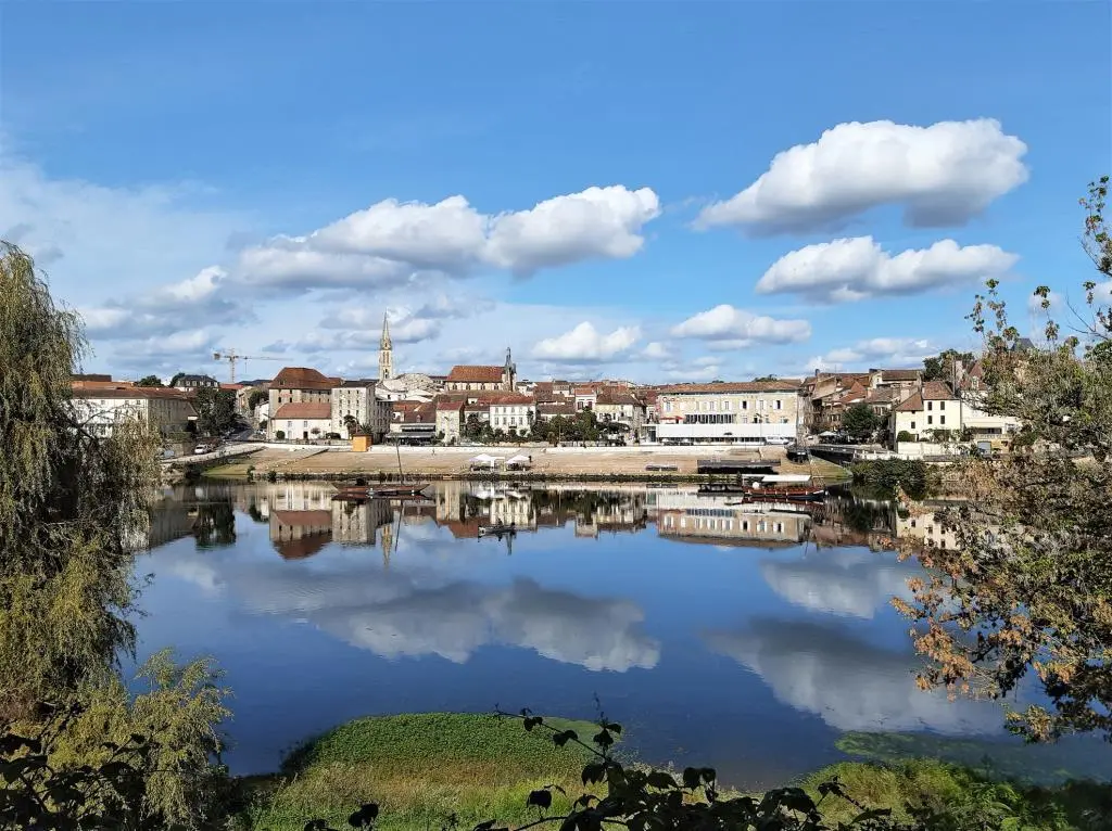 Ehemalige Verladerampe an der Dordogne Bergerac Die Dordogne hat die steilen - фото 39