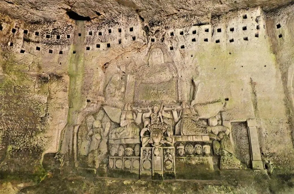 Relief in der Grotte der Abtei Die Grotten im Kalkfelsen neben der Abtei sind - фото 36