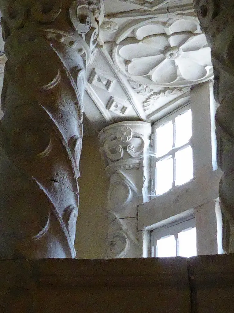 Schmucker Stuck Den Namen verdankt das Schloss den Bischöfen von Périgueux - фото 31