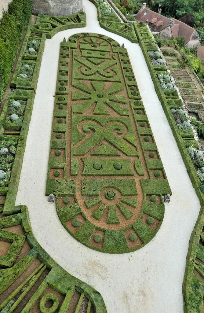 Im Schlossgarten von Hautefort Eine glimmende Zigarette in den Privatgemächern - фото 33