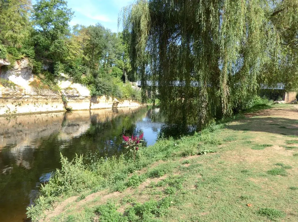 Die Vézère bei SaintLéon Montignac Das Städtchen beiderseits der Vézère - фото 19