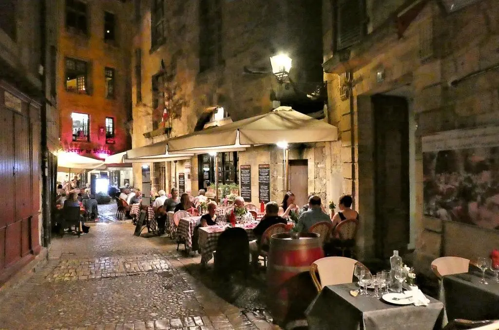Sarlat by night Essen Trinken Ob zum Schlafen Parken oder Essen in Sarlat - фото 9