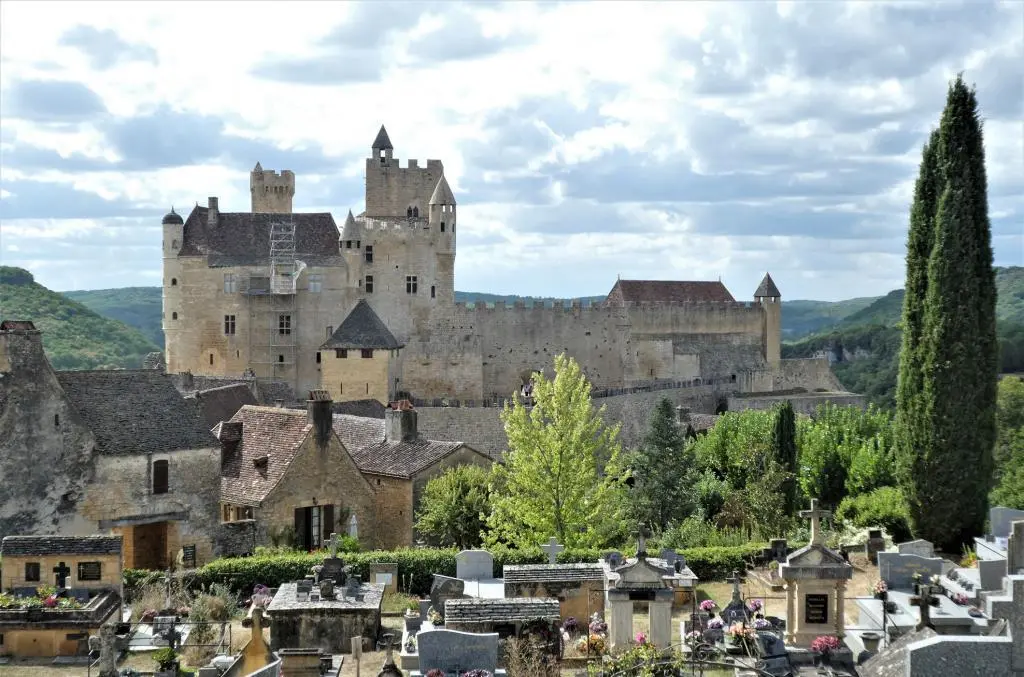 Blick auf die Burg von Beynac Erst im Licht dann im Regen das Leben der - фото 16