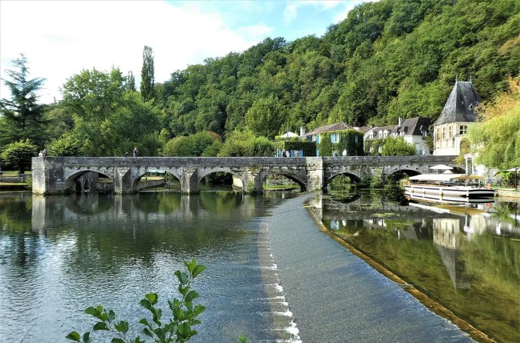 Von Wasser umspült Brantôme Stadtgeschichte Knochen und Werkzeugfunde in - фото 35