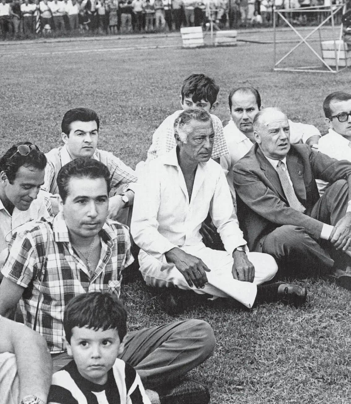Im Schneidersitz auf dem blanken Rasen schaut Gianni Agnelli seiner Juve zu - фото 5