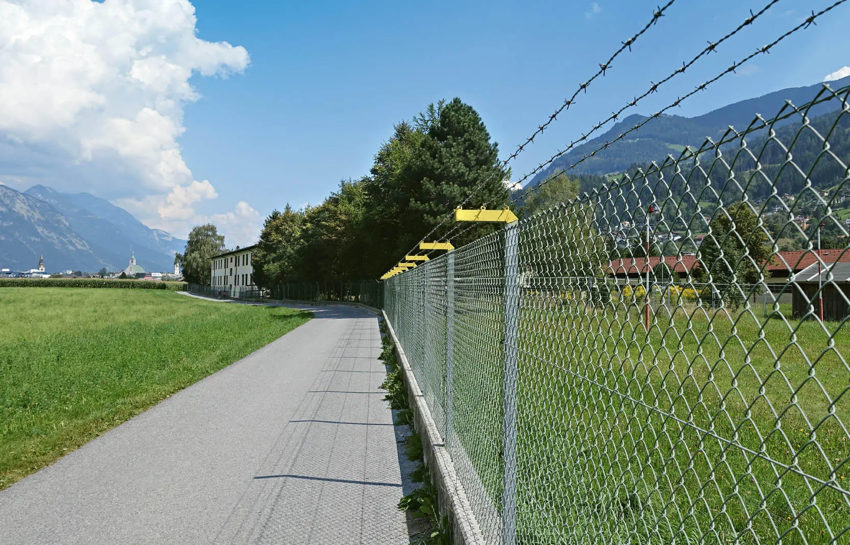 Die ehemalige Kaserne in Schwaz dient als Asylantenheim Dass Gehen so - фото 9