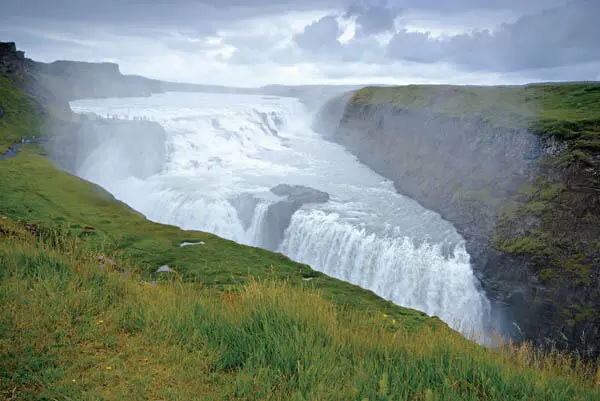 Der mächtige Gullfoss eine der Hauptsehenswürdigkeiten Islands Am nächsten - фото 9