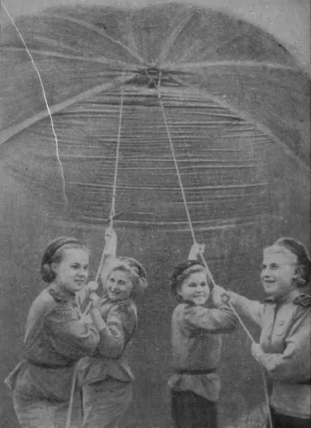На аэростатном биваке 1943 г Крайняя справа Маша Иванова В общем - фото 18