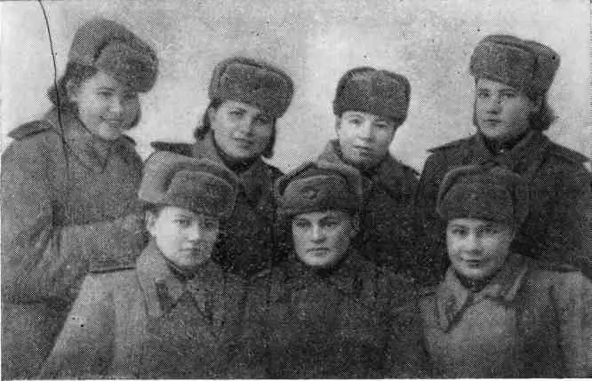 Группа бойцов 5го аэростатного отряда 1943 г Вверху слева направо - фото 23