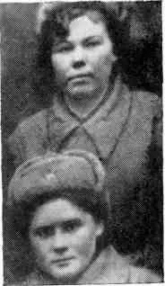 Валя Патракеева 1942 г с Ольгой Таракановой Нижний Тагил Слева - фото 29