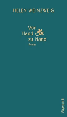 Helen Weinzweig Von Hand zu Hand обложка книги
