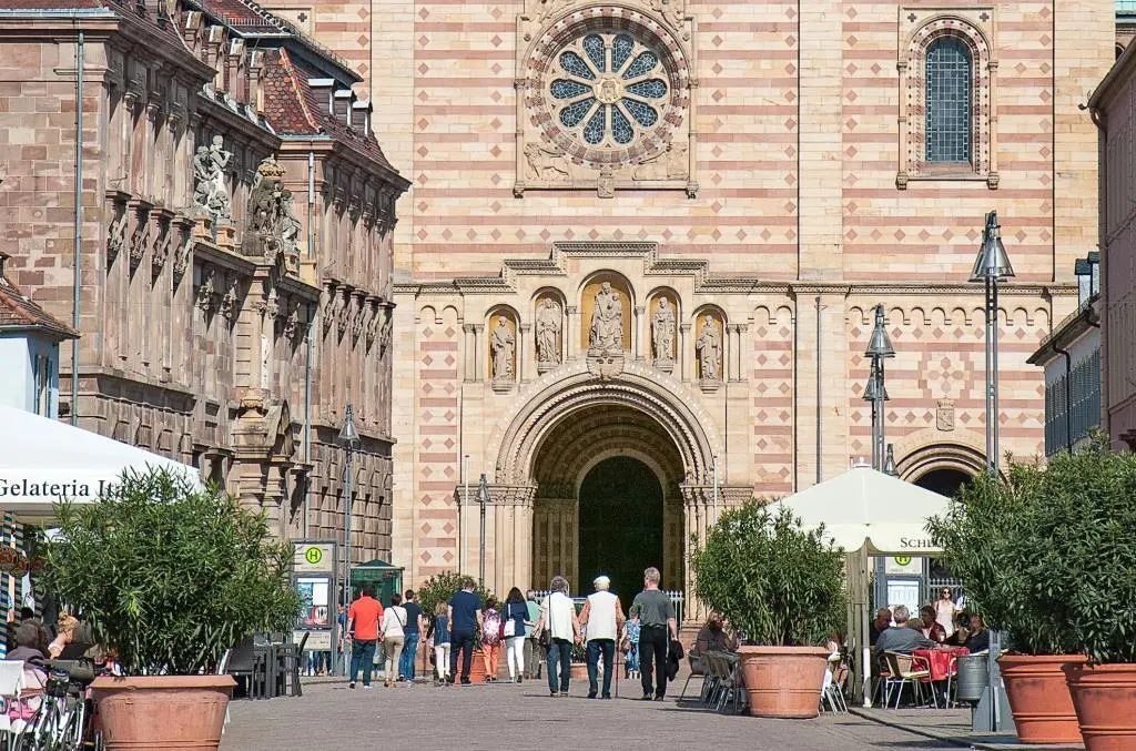 Dank der Rheinbegradigung von Johann Gottfried Tulla ist die östliche Grenze - фото 8