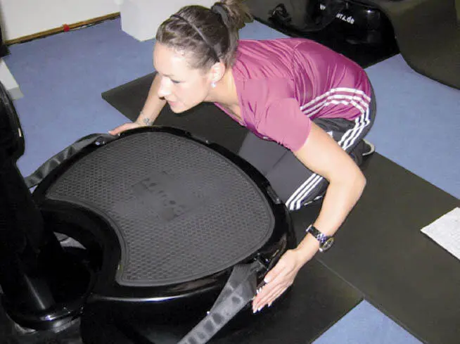 Press the hands firmly to the outside of the plate and squeeze This exercise - фото 127