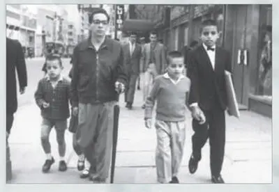 Félix mi Papá tomado de mi mano Jaime izq Alfredo y Jorge der Mi Mamá - фото 30