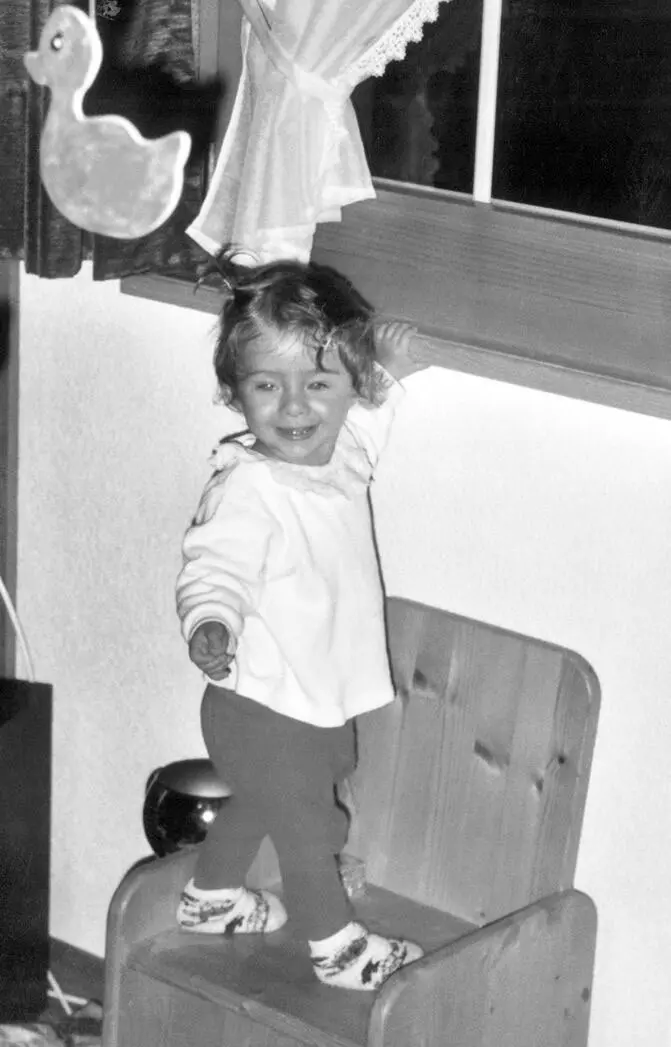 2003 Die rund zweijährige Christina am Fenster um fasziniert ins Dunkel zu - фото 6