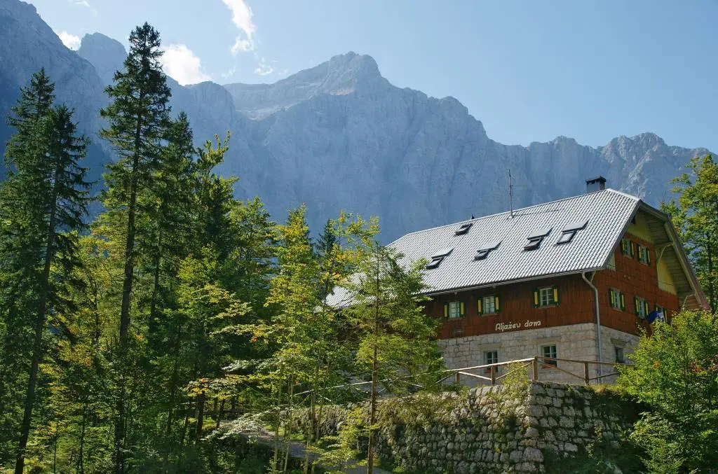 Am VrataTalende und nahe der TriglavNordwand die Aljažev Berghütte - фото 20