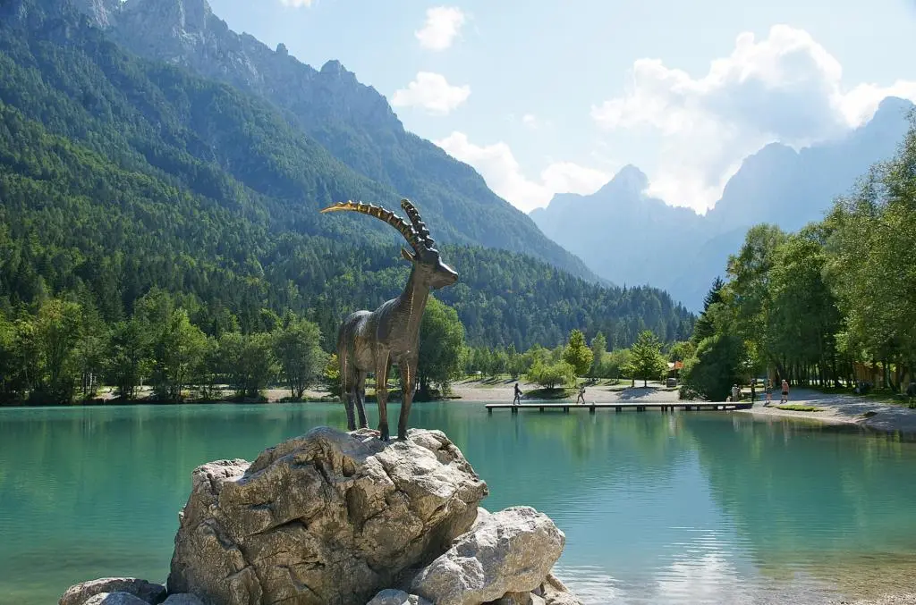 Kranjska Goras Wahrzeichen der Steinbock am JasnaSee Kranjska Gora ca 1450 - фото 11
