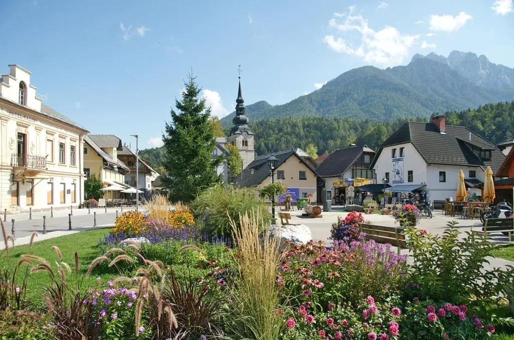 Kranjska Gora ein beliebter Touristenort bei Ski und Wanderfreunden - фото 14
