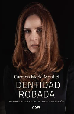 Carmen María Montiel Identidad robada обложка книги