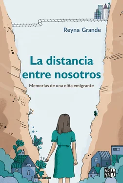 Reyna Grande La distancia entre nosotros обложка книги