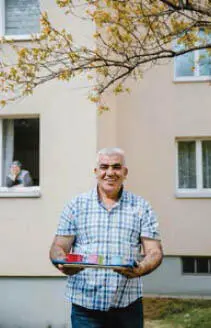 Herr Bugdajci schaut auf seine Nachbarn und hilft auch gerne bei der - фото 14